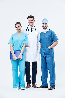 포토 JPG 스튜디오촬영 전신 서양인 외국인 여자 남자 청진기 실내 서기 웃음 20대 성인 앞모습 세명 의사 의사가운 수술복 서류판 수술모 수술용마스크 성인만 국내포토 뷰포인트 의료기기 모션 표정 마스크 사람 인종 청년 내부 사무용품 의료진 가운 파일형식