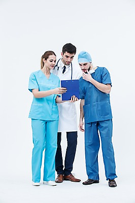 포토 JPG 스튜디오촬영 전신 서양인 외국인 여자 남자 청진기 실내 서기 20대 성인 앞모습 세명 의사 의사가운 수술복 서류판 수술모 수술용마스크 성인만 국내포토 뷰포인트 의료기기 모션 마스크 사람 인종 청년 내부 사무용품 의료진 가운 파일형식