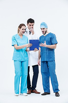 포토 JPG 스튜디오촬영 전신 서양인 외국인 여자 남자 청진기 실내 서기 20대 성인 앞모습 세명 놀람 의사 분노 의사가운 수술복 서류판 수술모 수술용마스크 성인만 국내포토 감정 뷰포인트 의료기기 모션 표정 마스크 사람 인종 청년 내부 사무용품 의료진 가운 파일형식