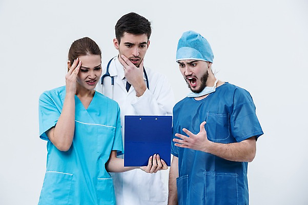 포토 JPG 스튜디오촬영 서양인 외국인 여자 남자 청진기 실내 서기 상반신 20대 성인 앞모습 세명 의사 분노 의사가운 수술복 서류판 수술모 수술용마스크 성인만 국내포토 감정 뷰포인트 의료기기 모션 마스크 사람 인종 청년 내부 사무용품 의료진 가운 파일형식