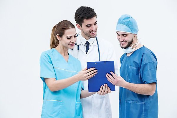 포토 JPG 스튜디오촬영 서양인 외국인 여자 남자 청진기 실내 서기 웃음 상반신 20대 성인 앞모습 세명 의사 의사가운 수술복 서류판 수술모 수술용마스크 성인만 국내포토 뷰포인트 의료기기 모션 표정 마스크 사람 인종 청년 내부 사무용품 의료진 가운 파일형식