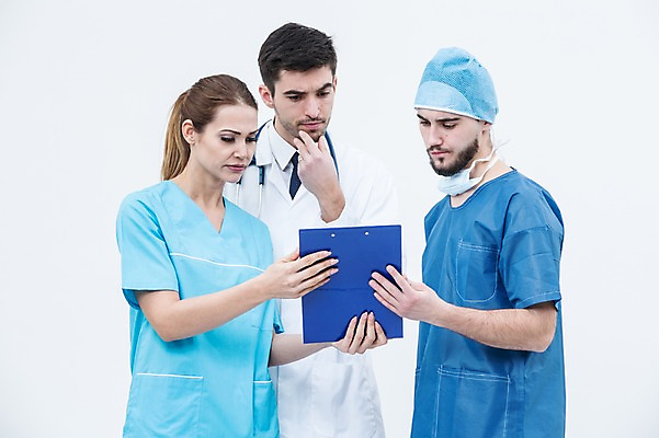 포토 JPG 스튜디오촬영 서양인 외국인 여자 남자 청진기 실내 서기 상반신 20대 성인 앞모습 세명 의사 의사가운 수술복 서류판 수술모 수술용마스크 성인만 국내포토 뷰포인트 의료기기 모션 마스크 사람 인종 청년 내부 사무용품 의료진 가운 파일형식