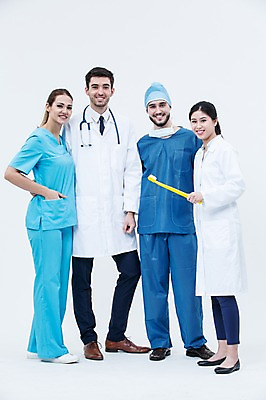 포토 JPG 스튜디오촬영 전신 서양인 외국인 여자 남자 청진기 실내 서기 웃음 동양인 여러명 20대 성인 앞모습 의사 의사가운 칫솔 치과의사 수술복 수술모 수술용마스크 국내포토 뷰포인트 다수 의료기기 모션 표정 마스크 사람 인종 청년 내부 위생용품 의료진 가운 파일형식