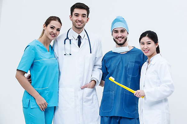 포토 JPG 스튜디오촬영 서양인 외국인 여자 남자 청진기 실내 서기 웃음 동양인 여러명 상반신 20대 성인 앞모습 의사 의사가운 칫솔 치과의사 수술복 수술모 수술용마스크 국내포토 뷰포인트 다수 의료기기 모션 표정 마스크 사람 인종 청년 내부 위생용품 의료진 가운 파일형식