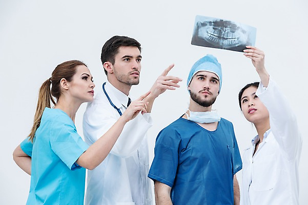 포토 JPG 스튜디오촬영 서양인 외국인 여자 남자 엑스레이 실내 서기 동양인 여러명 상반신 20대 성인 앞모습 의사 가리킴 의사가운 수술복 수술모 수술용마스크 국내포토 뷰포인트 다수 의학 모션 마스크 사람 인종 손짓 청년 내부 의료진 가운 파일형식