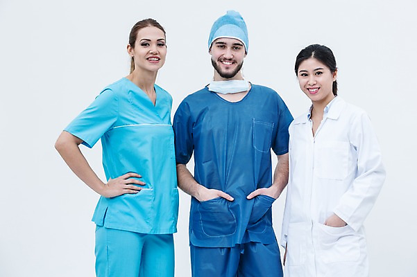 포토 JPG 스튜디오촬영 서양인 외국인 여자 남자 실내 서기 웃음 동양인 상반신 20대 성인 앞모습 세명 의사 의사가운 수술복 수술모 수술용마스크 성인만 국내포토 뷰포인트 모션 표정 마스크 사람 인종 청년 내부 의료진 가운 파일형식
