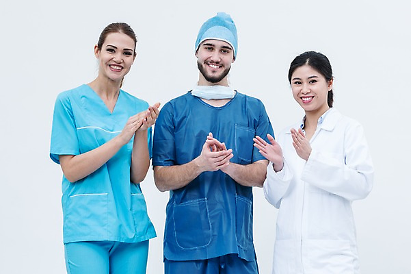 포토 JPG 스튜디오촬영 서양인 외국인 여자 남자 실내 서기 웃음 동양인 상반신 20대 성인 앞모습 세명 의사 의사가운 박수 수술복 수술모 수술용마스크 성인만 국내포토 뷰포인트 모션 표정 마스크 사람 인종 손짓 청년 내부 의료진 가운 파일형식