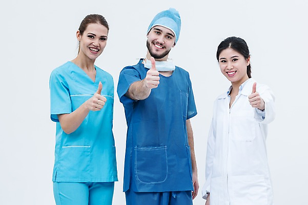 포토 JPG 스튜디오촬영 서양인 외국인 여자 남자 실내 서기 웃음 동양인 손짓 상반신 20대 성인 앞모습 세명 의사 최고 의사가운 수술복 수술모 수술용마스크 성인만 국내포토 뷰포인트 모션 표정 마스크 사람 인종 청년 내부 의료진 가운 파일형식