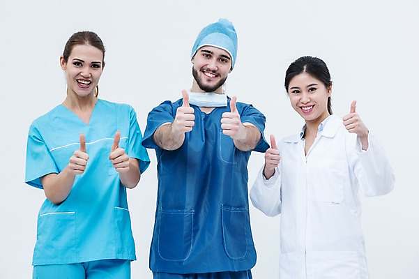 포토 JPG 스튜디오촬영 서양인 외국인 여자 남자 실내 서기 웃음 동양인 손짓 상반신 20대 성인 앞모습 세명 의사 최고 의사가운 수술복 수술모 수술용마스크 성인만 국내포토 뷰포인트 모션 표정 마스크 사람 인종 청년 내부 의료진 가운 파일형식