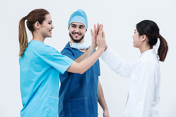 포토 JPG 스튜디오촬영 서양인 외국인 여자 남자 협력 실내 서기 웃음 동양인 상반신 20대 성인 옆모습 세명 의사 의사가운 수술복 하이파이브 수술모 수술용마스크 성인만 국내포토 뷰포인트 모션 표정 마스크 사람 인종 손짓 청년 내부 의료진 가운 파일형식