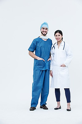 포토 JPG 스튜디오촬영 전신 서양인 외국인 여자 남자 청진기 실내 서기 웃음 동양인 20대 성인 두명 앞모습 의사 의사가운 수술복 수술모 수술용마스크 국내포토 뷰포인트 의료기기 모션 표정 마스크 사람 인종 청년 내부 의료진 가운 파일형식