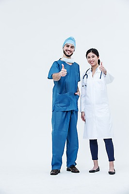 포토 JPG 스튜디오촬영 전신 서양인 외국인 여자 남자 청진기 실내 서기 웃음 동양인 손짓 20대 성인 두명 앞모습 의사 최고 의사가운 수술복 수술모 수술용마스크 국내포토 뷰포인트 의료기기 모션 표정 마스크 사람 인종 청년 내부 의료진 가운 파일형식
