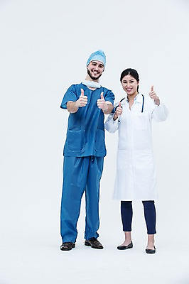 포토 JPG 스튜디오촬영 전신 서양인 외국인 여자 남자 청진기 실내 서기 웃음 동양인 손짓 20대 성인 두명 앞모습 의사 최고 의사가운 수술복 수술모 수술용마스크 국내포토 뷰포인트 의료기기 모션 표정 마스크 사람 인종 청년 내부 의료진 가운 파일형식