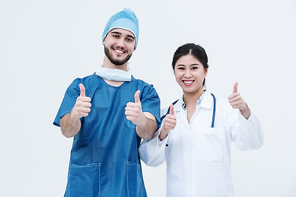 포토 JPG 스튜디오촬영 서양인 외국인 여자 남자 청진기 실내 서기 웃음 동양인 손짓 상반신 20대 성인 두명 앞모습 의사 최고 의사가운 수술복 수술모 수술용마스크 국내포토 뷰포인트 의료기기 모션 표정 마스크 사람 인종 청년 내부 의료진 가운 파일형식