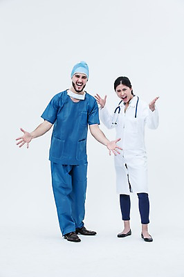 포토 JPG 스튜디오촬영 전신 서양인 외국인 여자 남자 청진기 실내 서기 동양인 20대 성인 두명 앞모습 의사 분노 의사가운 수술복 수술모 수술용마스크 국내포토 감정 뷰포인트 의료기기 모션 마스크 사람 인종 청년 내부 의료진 가운 파일형식