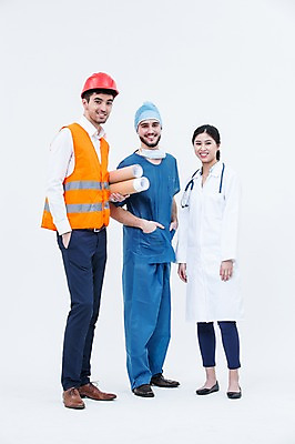 포토 JPG 스튜디오촬영 전신 서양인 외국인 여자 남자 청진기 실내 서기 웃음 동양인 20대 성인 앞모습 옆모습 세명 설계도 의사 의사가운 안전모 건축가 수술복 수술모 수술용마스크 안전조끼 성인만 국내포토 직업 뷰포인트 의료기기 모션 건설업 표정 마스크 사람 인종 청년 내부 의료진 가운 헬멧 안전장비 파일형식