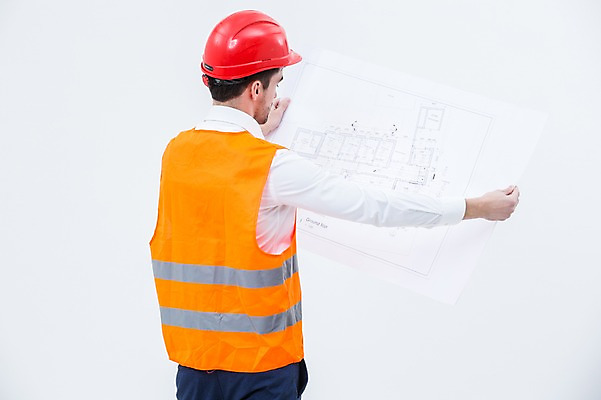 포토 JPG 스튜디오촬영 서양인 외국인 남자 실내 한명 서기 상반신 20대 성인 뒷모습 설계도 안전모 건축가 안전조끼 성인남자한명만 국내포토 직업 1 뷰포인트 모션 건설업 사람 인종 청년 내부 헬멧 안전장비 남자한명만 성인남자만 파일형식