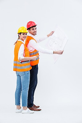 포토 JPG 스튜디오촬영 전신 서양인 외국인 여자 남자 실내 서기 웃음 20대 성인 두명 옆모습 설계도 안전모 건축가 안전조끼 국내포토 직업 뷰포인트 모션 건설업 표정 사람 인종 청년 내부 헬멧 안전장비 파일형식