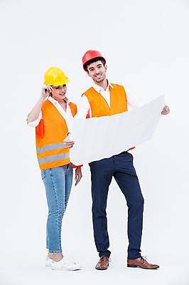 포토 JPG 스튜디오촬영 전신 서양인 외국인 여자 남자 실내 서기 웃음 20대 성인 두명 앞모습 설계도 안전모 건축가 안전조끼 국내포토 직업 뷰포인트 모션 건설업 표정 사람 인종 청년 내부 헬멧 안전장비 파일형식