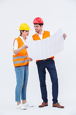 포토 JPG 스튜디오촬영 전신 서양인 외국인 여자 남자 실내 서기 웃음 20대 성인 두명 앞모습 설계도 안전모 건축가 안전조끼 국내포토 직업 뷰포인트 모션 건설업 표정 사람 인종 청년 내부 헬멧 안전장비 파일형식