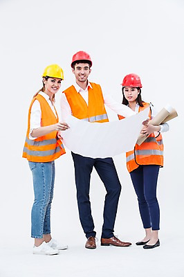 포토 JPG 스튜디오촬영 전신 서양인 외국인 여자 남자 실내 서기 웃음 동양인 20대 성인 앞모습 세명 설계도 안전모 건축가 안전조끼 성인만 국내포토 직업 뷰포인트 모션 건설업 표정 사람 인종 청년 내부 헬멧 안전장비 파일형식