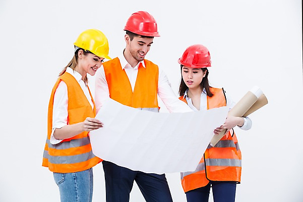 포토 JPG 스튜디오촬영 서양인 외국인 여자 남자 실내 서기 웃음 동양인 상반신 20대 성인 앞모습 옆모습 세명 설계도 안전모 건축가 안전조끼 성인만 국내포토 직업 뷰포인트 모션 건설업 표정 사람 인종 청년 내부 헬멧 안전장비 파일형식