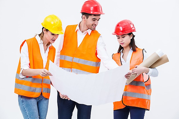 포토 JPG 스튜디오촬영 서양인 외국인 여자 남자 실내 서기 동양인 상반신 20대 성인 앞모습 세명 설계도 안전모 건축가 안전조끼 성인만 국내포토 직업 뷰포인트 모션 건설업 사람 인종 청년 내부 헬멧 안전장비 파일형식