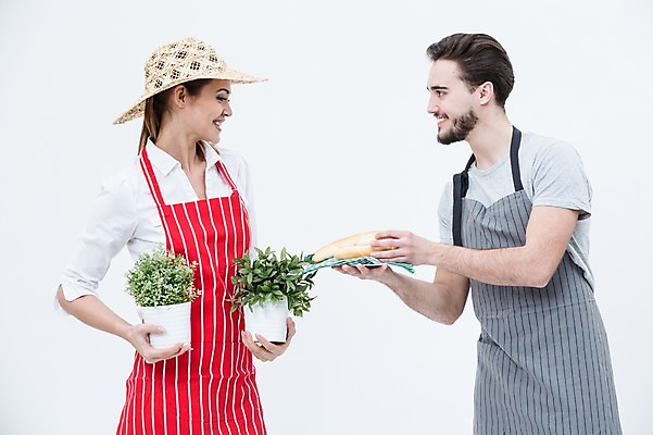 포토 JPG 스튜디오촬영 서양인 외국인 모자 여자 남자 화분 빵 실내 서기 웃음 상반신 20대 성인 두명 앞모습 앞치마 보여주기 제빵사 플로리스트 국내포토 직업 잡화 음식 뷰포인트 모션 표정 사람 인종 청년 내부 파일형식