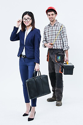 포토 JPG 스튜디오촬영 전신 서양인 외국인 여자 남자 안경 서류가방 실내 서기 웃음 20대 성인 두명 앞모습 비즈니스우먼 안전모 공구함 정비공 국내포토 잡화 뷰포인트 가방 비즈니스 모션 표정 사람 인종 청년 내부 공구 직장인 기술자 헬멧 안전장비 파일형식