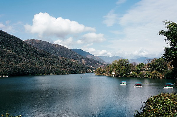 포토 JPG 주간 나무 구름 해외풍경 자연 하늘 산 풍경 사람없음 야외 강 네팔 선박 안나푸르나 국내포토 자연요소 식물 해외 아시아 수상교통 생태계 파일형식