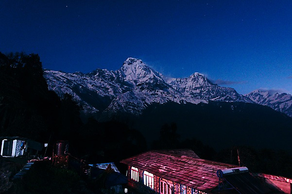 포토 JPG 해외풍경 자연 하늘 지붕 산 주택 풍경 사람없음 야외 눈 야간 만년설 네팔 히말라야 안나푸르나 국내포토 자연요소 해외 아시아 날씨 건물 생태계 파일형식 산맥