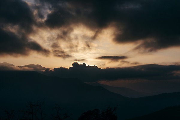 포토 JPG 주간 나무 구름 해외풍경 자연 하늘 산 풍경 사람없음 야외 햇빛 노을 네팔 안나푸르나 국내포토 자연요소 식물 해외 아시아 태양 생태계 파일형식