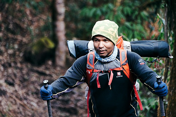 포토 JPG 주간 외국인 해외풍경 남자 자연 한명 풍경 상반신 성인 야외 앞모습 걷기 등산 네팔 등산스틱 안나푸르나 국내포토 자연요소 1 해외 아시아 뷰포인트 모션 산 사람 인종 트래킹 생태계 등산용품 파일형식
