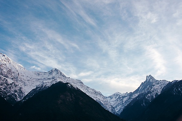 포토 JPG 주간 구름 해외풍경 자연 하늘 산 풍경 사람없음 야외 눈 만년설 네팔 히말라야 안나푸르나 국내포토 자연요소 해외 아시아 날씨 생태계 파일형식 산맥
