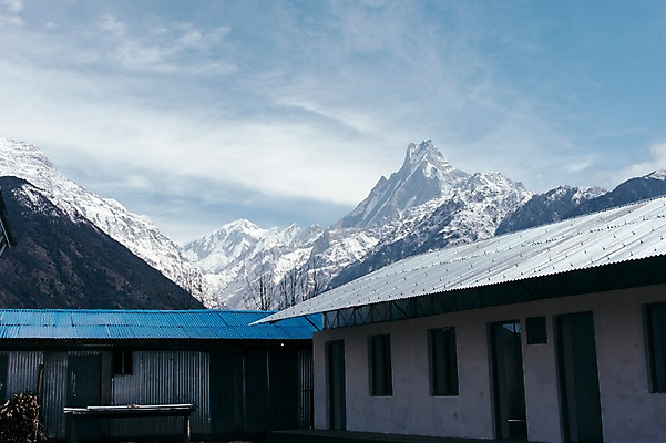 포토 JPG 주간 구름 해외풍경 자연 하늘 산 주택 풍경 사람없음 야외 눈 만년설 네팔 히말라야 안나푸르나 국내포토 자연요소 해외 아시아 날씨 건물 생태계 파일형식 산맥