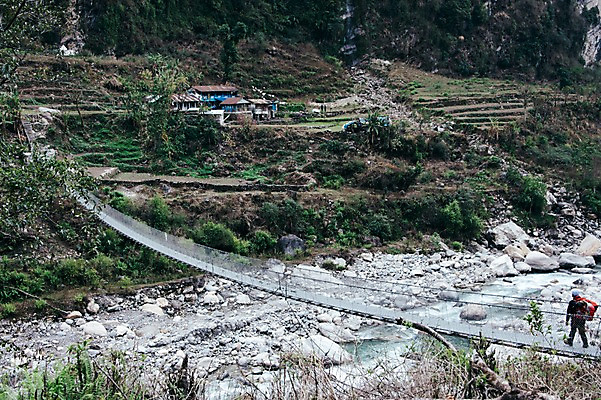 포토 JPG 주간 전신 해외풍경 남자 자연 주택 한명 풍경 성인 야외 걷기 계곡 네팔 건너기 가교 안나푸르나 국내포토 자연요소 1 해외 건축물 아시아 모션 산 사람 건물 생태계 파일형식