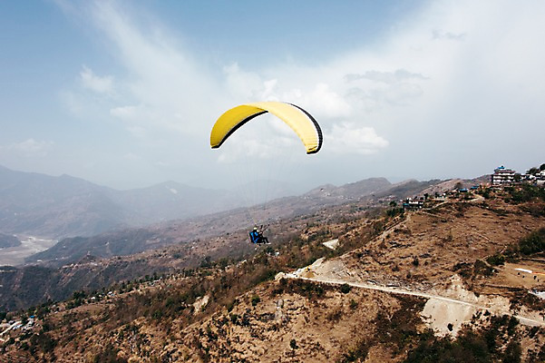 포토 JPG 주간 구름 해외풍경 자연 하늘 풍경 야외 두명 낙하산 네팔 패러글라이딩 안나푸르나 국내포토 자연요소 해외 아시아 스포츠 산 사람 생태계 파일형식