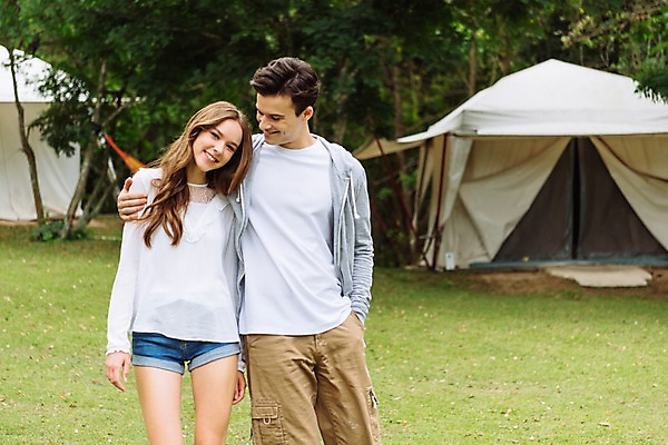 포토 JPG 주간 서양인 나무 커플 응시 공원 여자 남자 여행 데이트 파타야 태국 자연 텐트 서기 미소 초원 상반신 20대 성인 야외 두명 앞모습 캠핑 숲 즐거움 성인만 어깨에손 국내포토 자연요소 외국인 식물 시선 공공시설 감정 아시아 뷰포인트 관계 모션 레저 표정 캠핑도구 사람 청년 생태계 파일형식