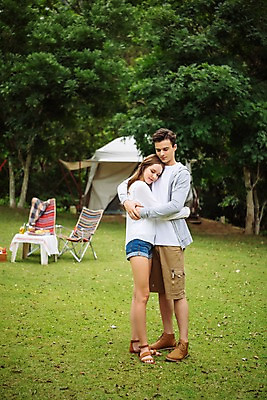 포토 JPG 주간 전신 서양인 나무 커플 공원 여자 남자 여행 의자 데이트 안기 파타야 태국 자연 텐트 서기 초원 20대 성인 야외 두명 옆모습 눈감음 캠핑 숲 즐거움 성인만 국내포토 자연요소 외국인 식물 공공시설 감정 아시아 뷰포인트 가구 관계 모션 레저 캠핑도구 사람 청년 생태계 파일형식