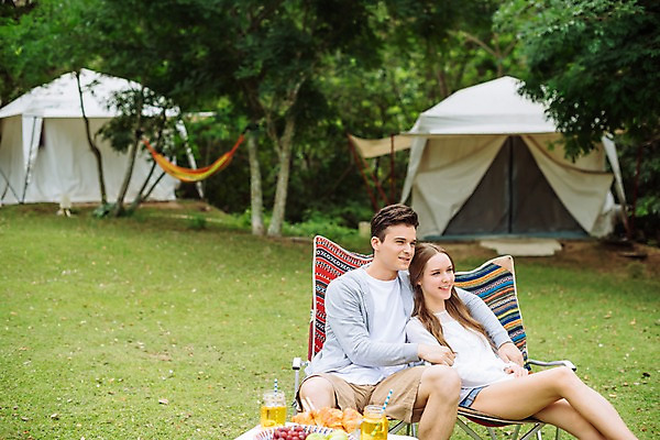 포토 JPG 주간 서양인 나무 커플 응시 공원 여자 남자 음료 빵 여행 의자 데이트 과일 안기 파타야 태국 자연 탁자 텐트 미소 앉기 초원 상반신 20대 성인 야외 두명 앞모습 아웃포커스 기댐 캠핑 숲 즐거움 성인만 국내포토 자연요소 외국인 식물 시선 공공시설 감정 아시아 음식 뷰포인트 가구 관계 모션 레저 촬영기법 표정 캠핑도구 사람 청년 생태계 파일형식