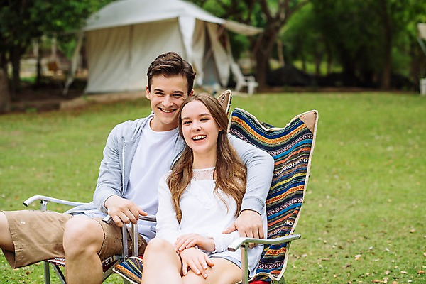 포토 JPG 주간 서양인 나무 커플 공원 여자 남자 여행 의자 데이트 안기 파타야 태국 자연 텐트 미소 앉기 초원 상반신 20대 성인 야외 두명 앞모습 아웃포커스 기댐 캠핑 숲 즐거움 성인만 국내포토 자연요소 외국인 식물 공공시설 감정 아시아 뷰포인트 가구 관계 모션 레저 촬영기법 표정 캠핑도구 사람 청년 생태계 파일형식