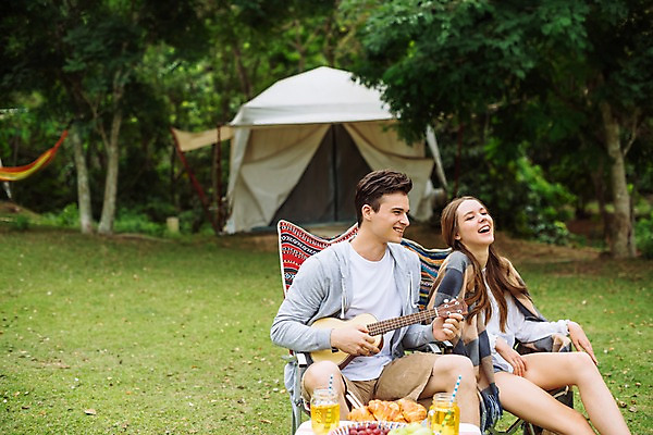 포토 JPG 주간 서양인 나무 커플 응시 공원 여자 남자 음료 빵 여행 의자 데이트 파타야 태국 자연 텐트 미소 앉기 초원 상반신 20대 성인 야외 두명 앞모습 옆모습 아웃포커스 캠핑 숲 우쿨렐레 즐거움 성인만 국내포토 자연요소 외국인 식물 시선 공공시설 감정 아시아 음식 뷰포인트 가구 관계 모션 현악기 레저 촬영기법 표정 캠핑도구 사람 청년 생태계 파일형식