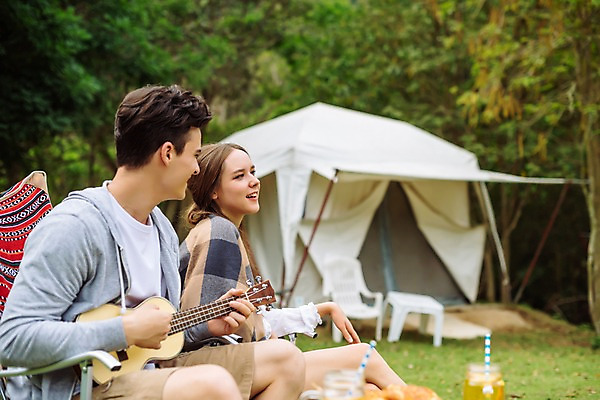 포토 JPG 주간 서양인 나무 커플 응시 공원 여자 남자 여행 의자 데이트 파타야 태국 자연 텐트 미소 앉기 초원 상반신 20대 성인 야외 두명 옆모습 캠핑 숲 우쿨렐레 즐거움 성인만 국내포토 자연요소 외국인 식물 시선 공공시설 감정 아시아 뷰포인트 가구 관계 모션 현악기 레저 표정 캠핑도구 사람 청년 생태계 파일형식