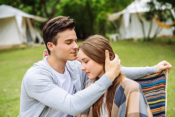 포토 JPG 주간 서양인 나무 커플 공원 여자 남자 여행 데이트 파타야 태국 자연 키스 텐트 미소 앉기 초원 상반신 20대 성인 야외 두명 옆모습 아웃포커스 눈감음 캠핑 숲 즐거움 이마 성인만 국내포토 자연요소 외국인 식물 공공시설 감정 아시아 뷰포인트 관계 모션 레저 촬영기법 표정 캠핑도구 사람 청년 애정표현 생태계 파일형식