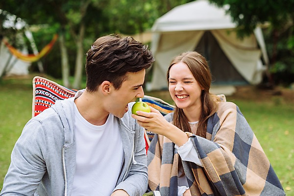 포토 JPG 주간 서양인 나무 커플 공원 여자 남자 여행 의자 데이트 파타야 태국 자연 텐트 미소 들기 앉기 초원 상반신 20대 성인 야외 두명 앞모습 아웃포커스 캠핑 사과 숲 먹여주기 즐거움 성인만 국내포토 자연요소 외국인 식물 공공시설 감정 아시아 뷰포인트 가구 과일 관계 모션 레저 촬영기법 표정 캠핑도구 사람 청년 먹기 생태계 파일형식