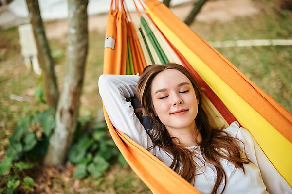 포토 JPG 주간 서양인 나무 공원 여자 여행 파타야 태국 자연 휴식 한명 미소 상반신 20대 성인 야외 앞모습 눕기 눈감음 캠핑 숲 해먹 성인여자한명만 국내포토 자연요소 외국인 식물 1 공공시설 아시아 뷰포인트 컨셉 모션 레저 표정 사람 청년 침대 생태계 여자한명만 성인여자만 파일형식