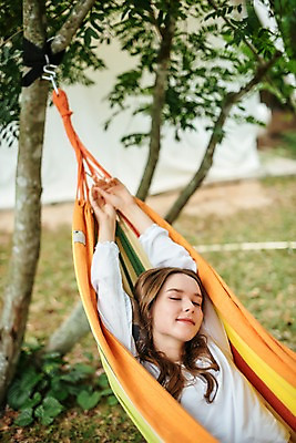 포토 JPG 주간 서양인 나무 공원 여자 여행 파타야 태국 자연 휴식 한명 미소 상반신 20대 성인 야외 앞모습 아웃포커스 눕기 눈감음 캠핑 숲 해먹 성인여자한명만 국내포토 자연요소 외국인 식물 1 공공시설 아시아 뷰포인트 컨셉 모션 레저 촬영기법 표정 사람 청년 침대 생태계 여자한명만 성인여자만 파일형식