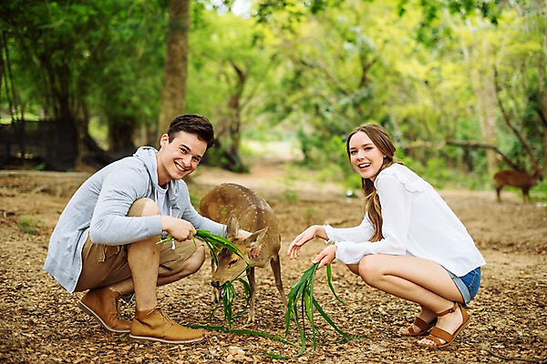포토 JPG 주간 전신 서양인 커플 공원 여자 남자 여행 데이트 파타야 태국 자연 사슴 미소 앉기 20대 성인 야외 두명 옆모습 아웃포커스 다정 숲 먹이 주기 성인만 국내포토 자연요소 외국인 공공시설 아시아 뷰포인트 컨셉 포유류 관계 모션 촬영기법 표정 사람 청년 생태계 파일형식