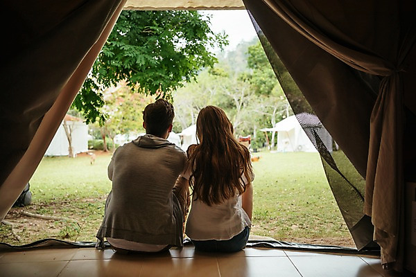 포토 JPG 주간 서양인 커플 공원 여자 남자 여행 데이트 파타야 태국 자연 텐트 앉기 초원 상반신 20대 성인 야외 두명 뒷모습 캠핑 숲 성인만 국내포토 자연요소 외국인 공공시설 아시아 뷰포인트 관계 모션 레저 캠핑도구 사람 청년 생태계 파일형식