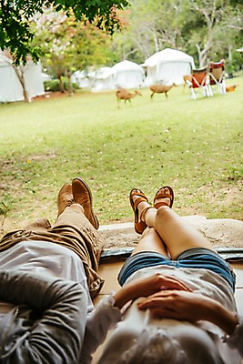 포토 JPG 주간 서양인 커플 공원 여자 남자 여행 데이트 파타야 태국 자연 사슴 휴식 텐트 초원 20대 성인 야외 두명 앞모습 아웃포커스 신체부위 눕기 캠핑 하반신 다리 숲 성인만 국내포토 자연요소 외국인 공공시설 아시아 뷰포인트 컨셉 포유류 관계 모션 레저 촬영기법 캠핑도구 사람 청년 생태계 파일형식